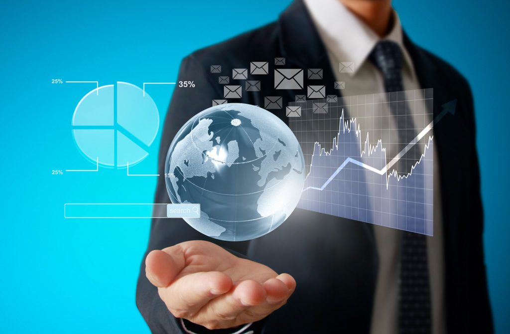 Eine Weltkugel aus Glas schwebt über der Hand eines Geschäftsmannes