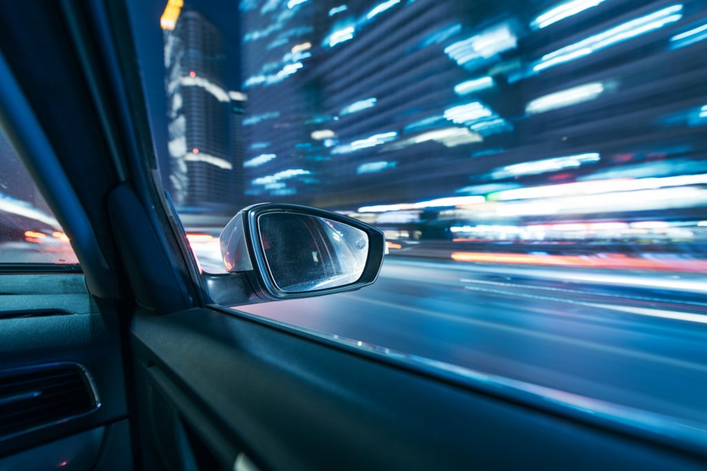 Aufnahme aus dem Inneren eines Fahrzeugs auf die Lichter der Stadt