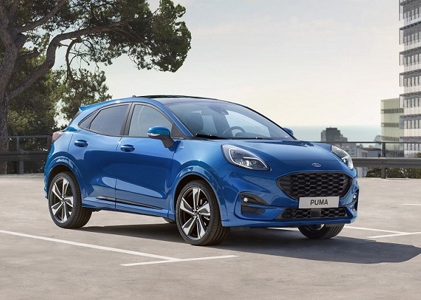 Blauer Ford Puma ST-Linie auf Parkplatz