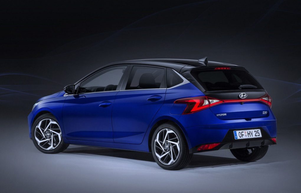 Blauer Hyundai i20 mit schwarzem Hintergrund