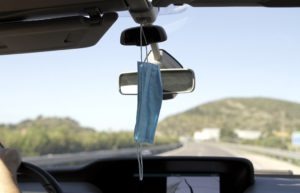 Rückfahrspiegel mithängender Corona Maske