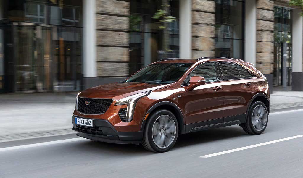 Cadillac XT4-2 fährt auf einer Straße in der Stadt