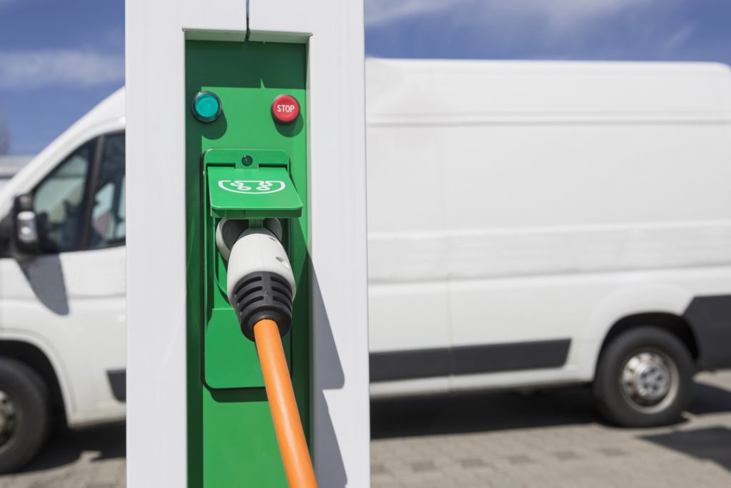 Nutzfahrzeug mit Elektro Tanksäule im Vordergrund