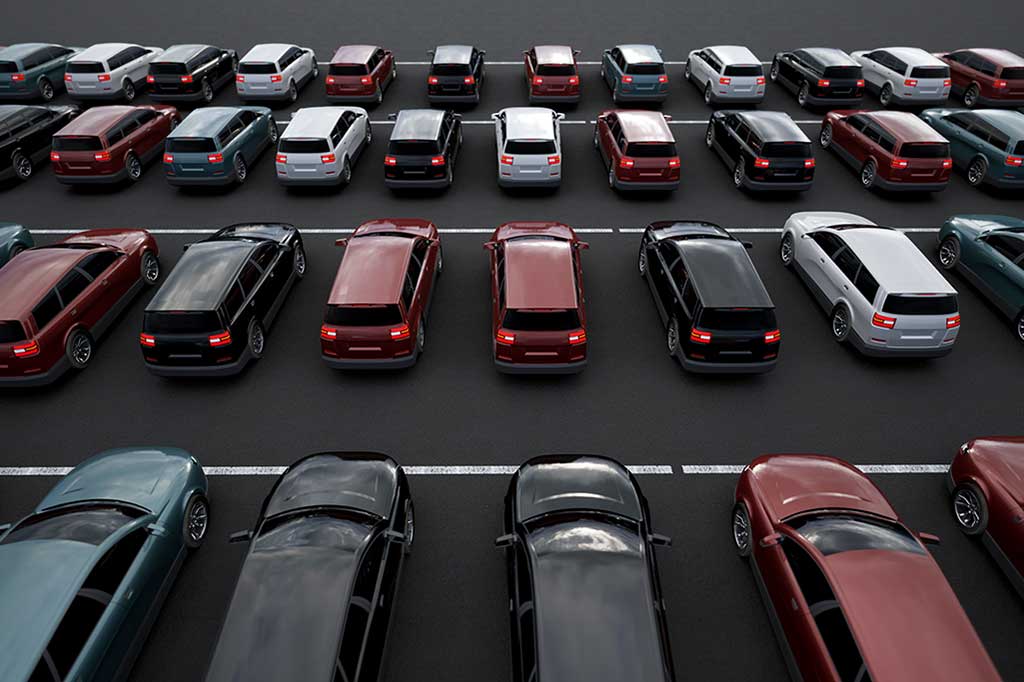 SUV parken auf einem Parkplatz