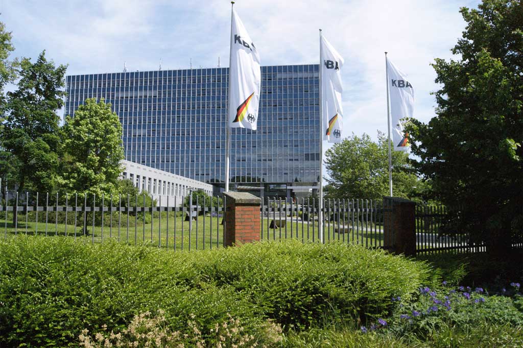 Das Kraftfahrt-Bundesamt Gebäude mit Grünflächen von Außen fotografiert