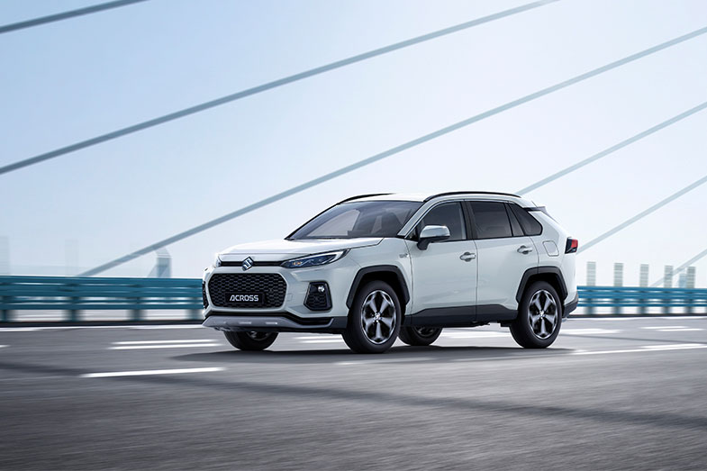 Suzuki ACROSS in weiß auf einer Brücke